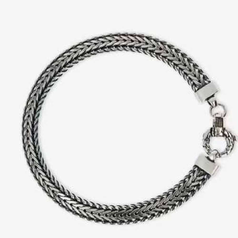 Pulseira de malha entrelaçada em prata com fecho de mosquetão redondo